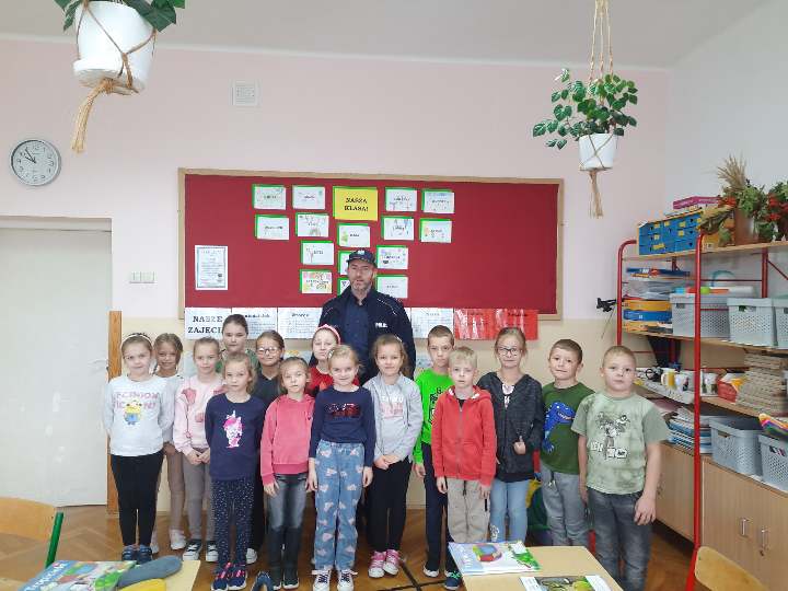 Spotkanie z policjantem uczniów klasy pierwszej