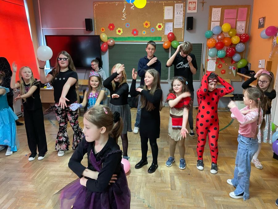 Zabawa karnawałowa klas I - III