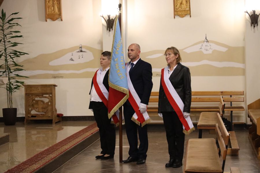 Sztandar – symbol tradycji, wolności i jedności społeczności szkolnej
