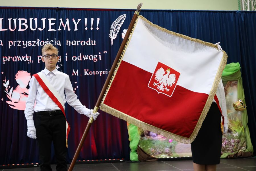 Sztandar – symbol tradycji, wolności i jedności społeczności szkolnej